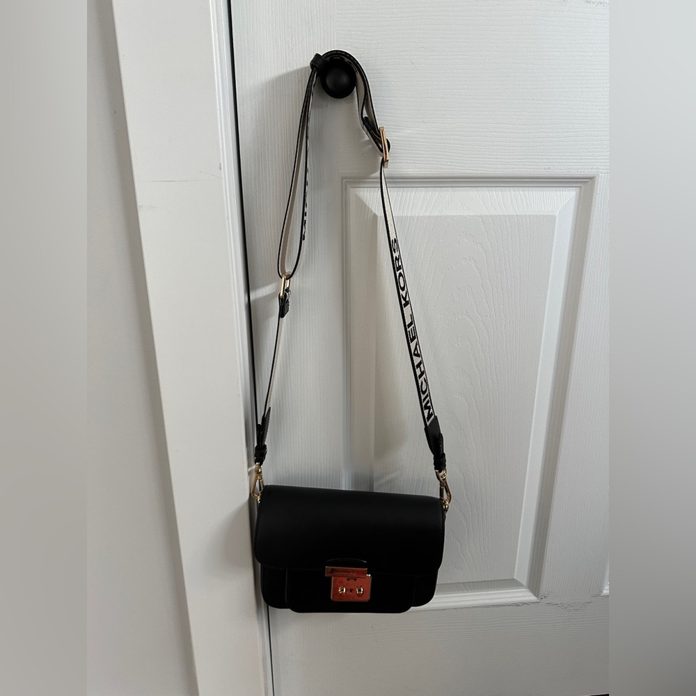 New without tags Michael Kors crossbody purse. Never used